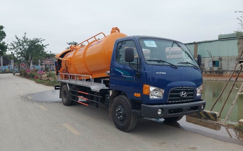 Xe chuyên dụng của dịch vụ hút hố ga giá rẻ tại Quảng Ninh.