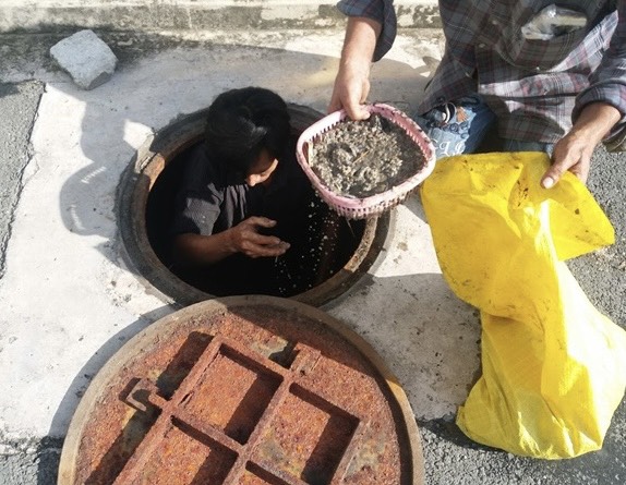 Nạo vét hố ga định kỳ để xử lý mùi hôi triệt để