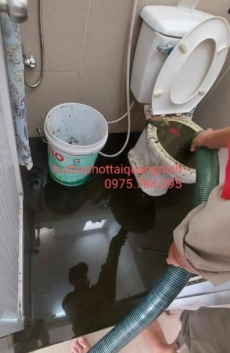 HÚT NƯỚC THẢI SINH HOẠT TẠI NHÀ DÂN ĐỊA BÀN UÔNG BÍ Liên hệ: 0975.784.395